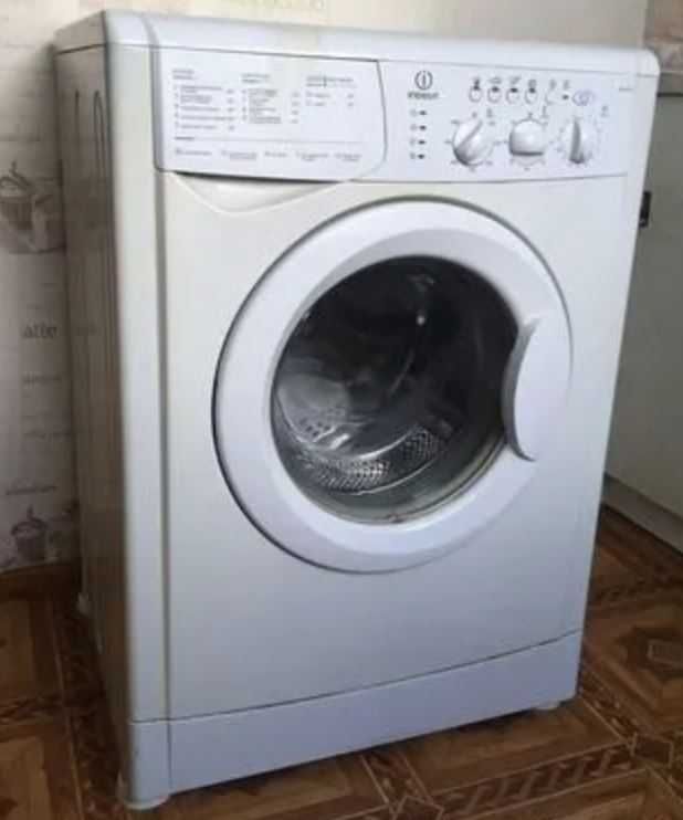 Продам стиральную машинку indesit  WiL105 (Италия) читаємо ОПИС уважно