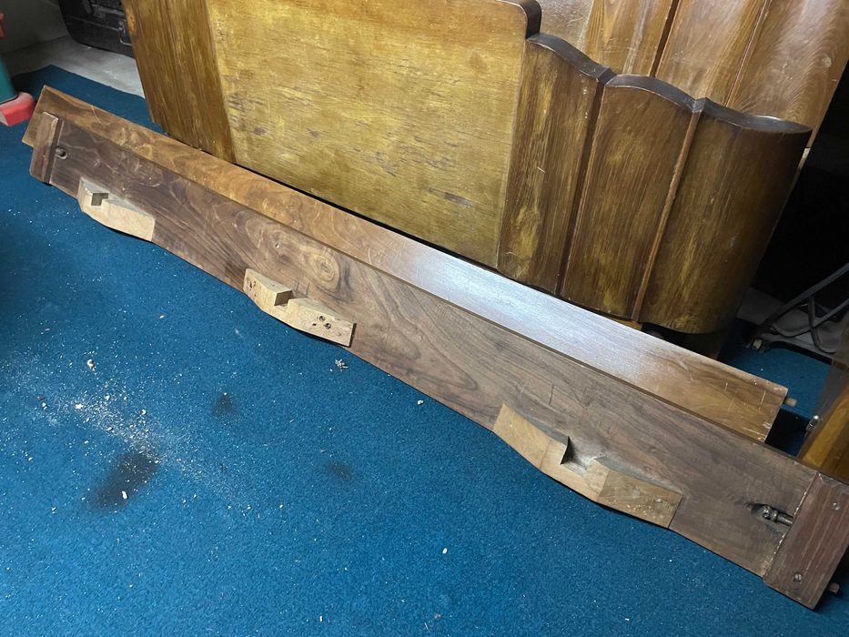 Cama de casal (180x140) em madeira