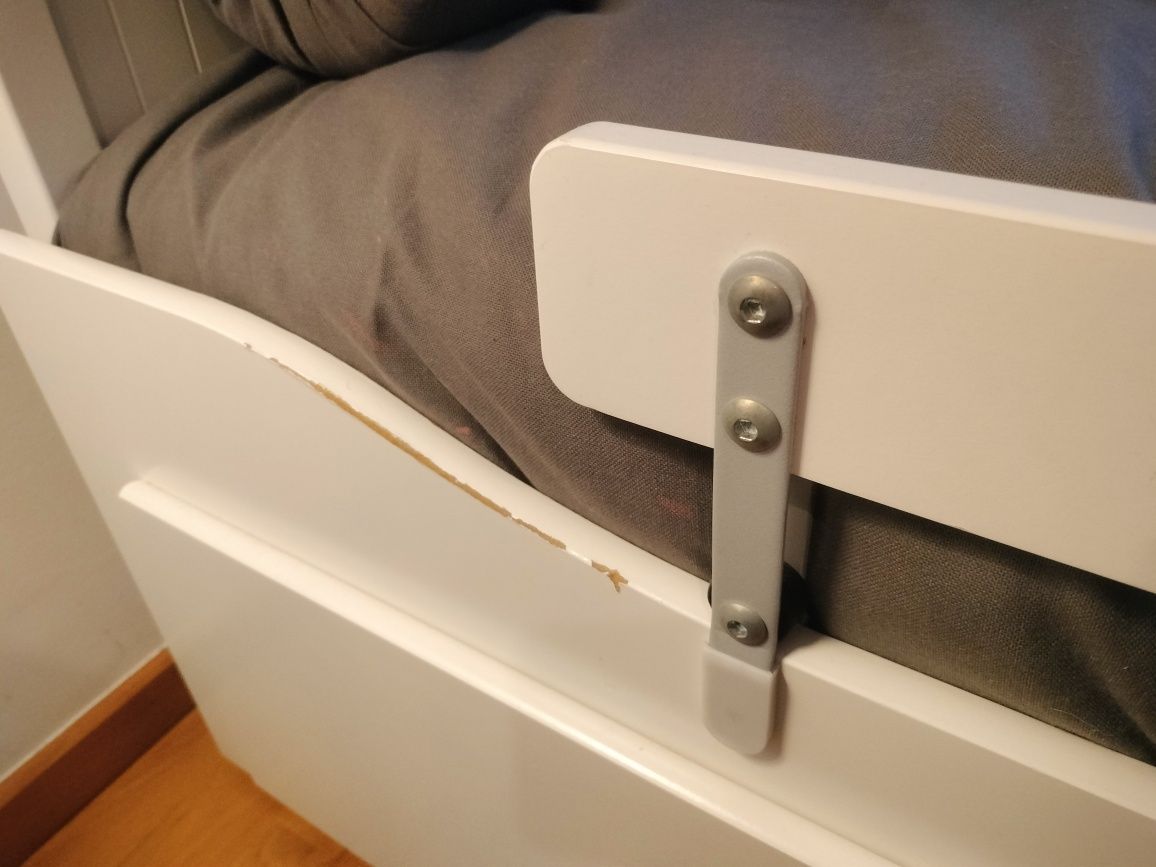 Cama Ikea Hemnes com colchão e colcha