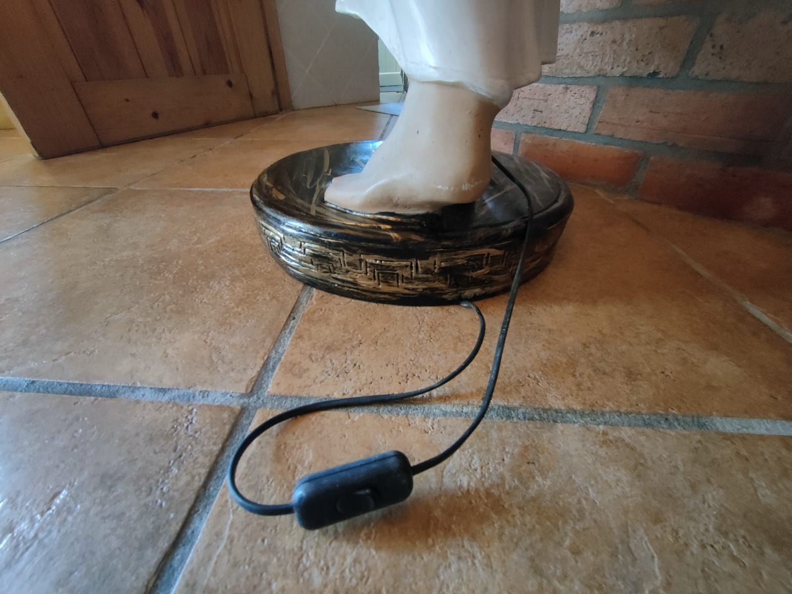 Figura FARAÓ em fibra com candeeiro