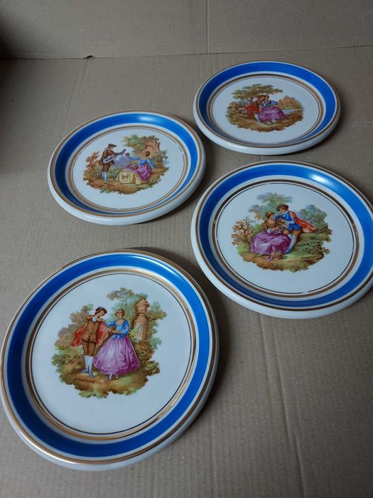 Prato com Figuras – Cerâmica Decorativa Azul e Rosa