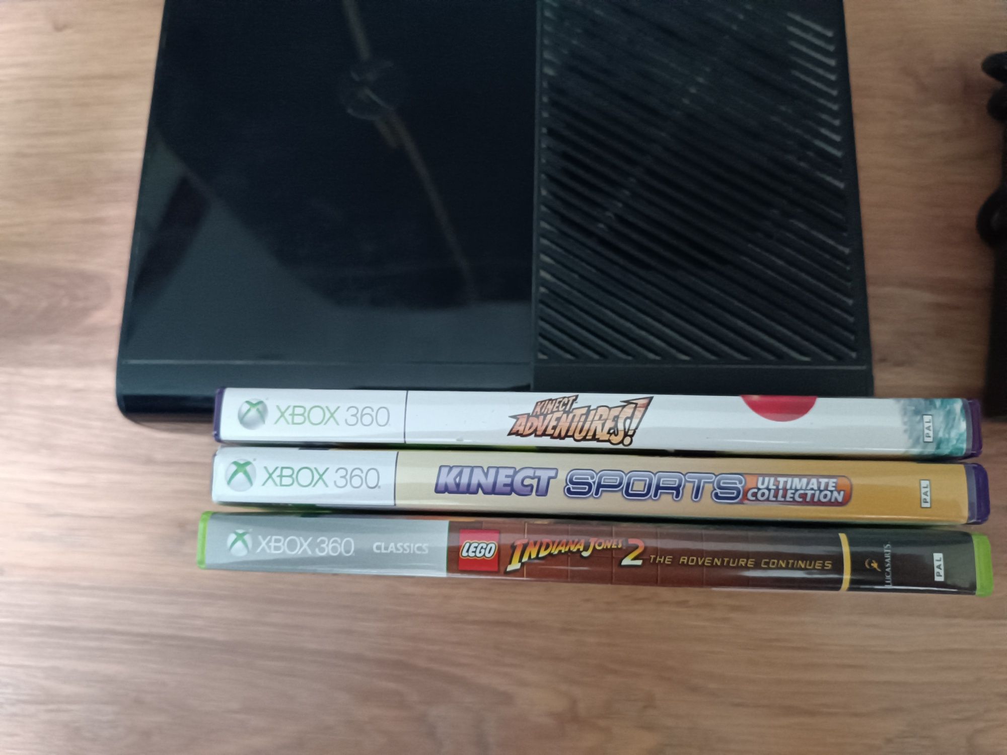 XBOX 360 SLIM E + 2 pady + KINECT + 4 gry + okablowanie