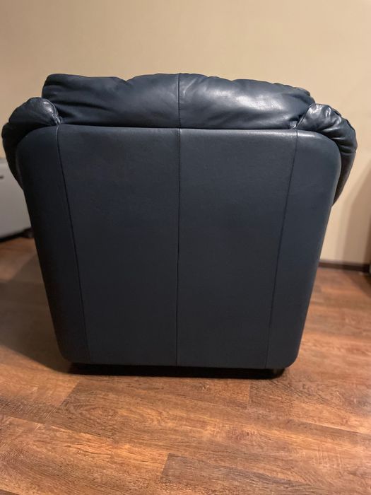 FOTEL z  IKEA  skóra świńska naturalna KOLOR GRANATOWY .