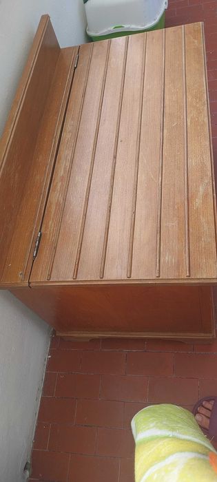 Baú em madeira de boa qualidade . Também faz de banco