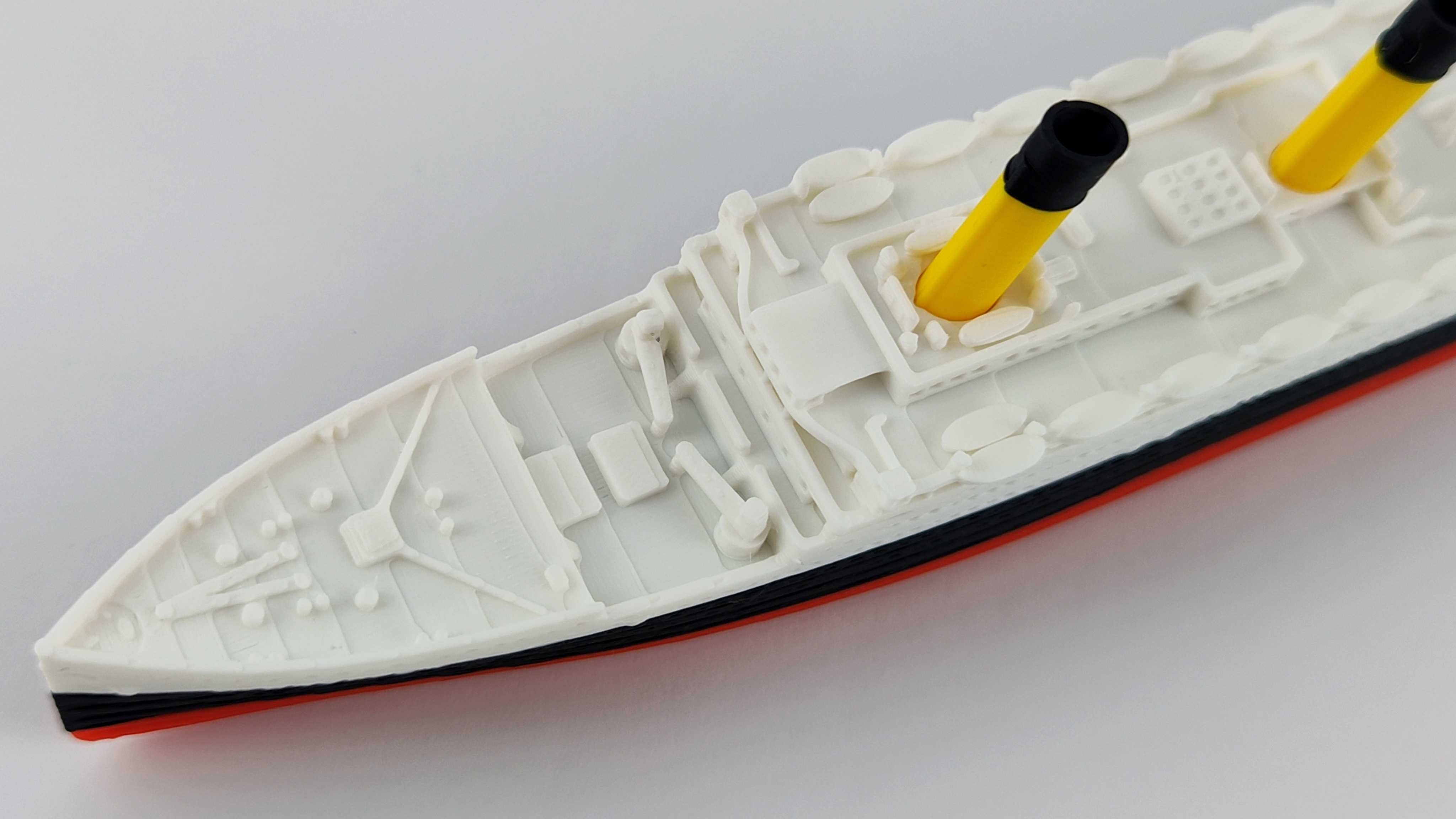 RMS Olympic – Model 3D - 269mm (1:1000) - z czarną podstawą magnet