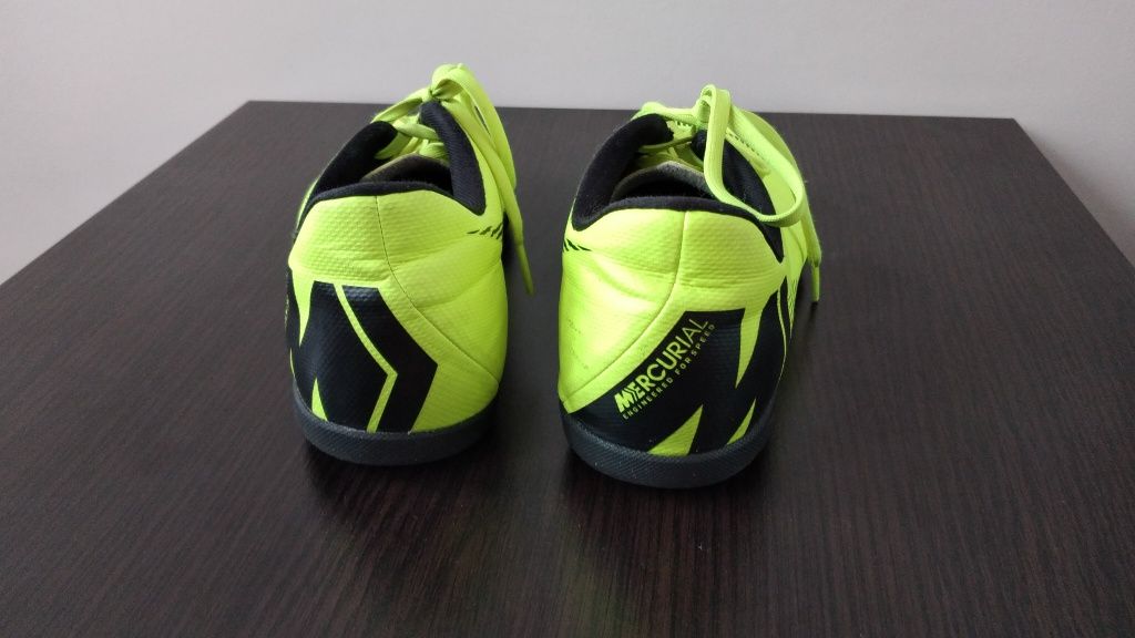 Buty piłkarskie sportowe NIKE R. 38.5 długość wkładki 24 cm