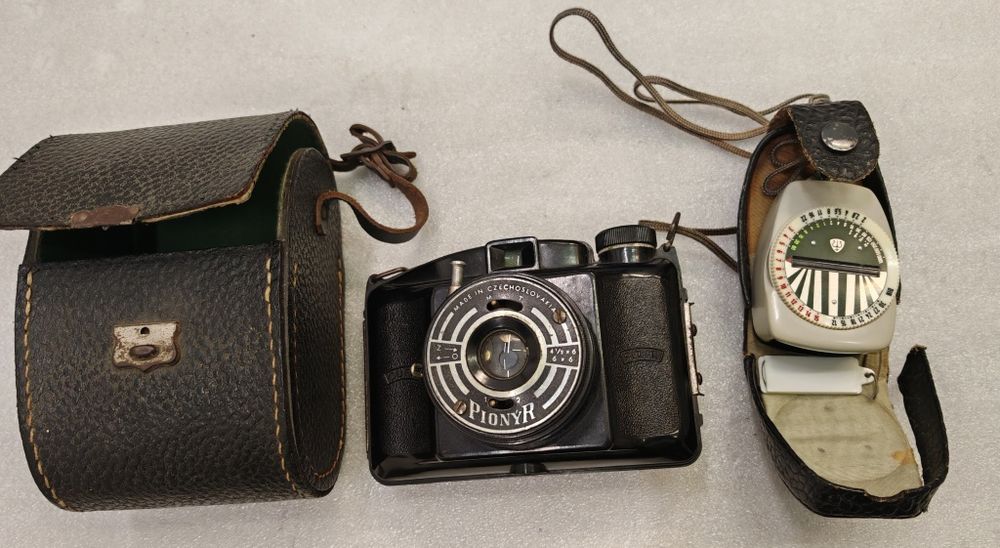 Aparat fotograficzny analogowy pionyr + światłomierz
