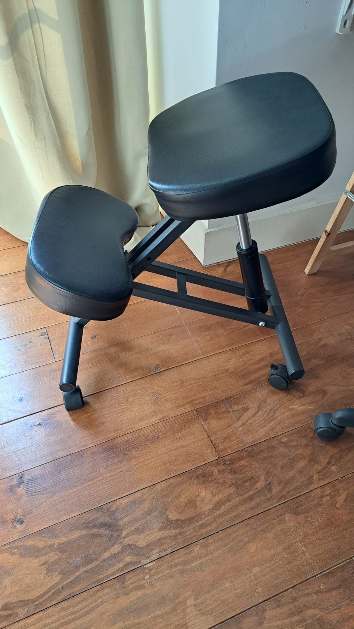 Cadeira ergonómica profissional, cor preta.