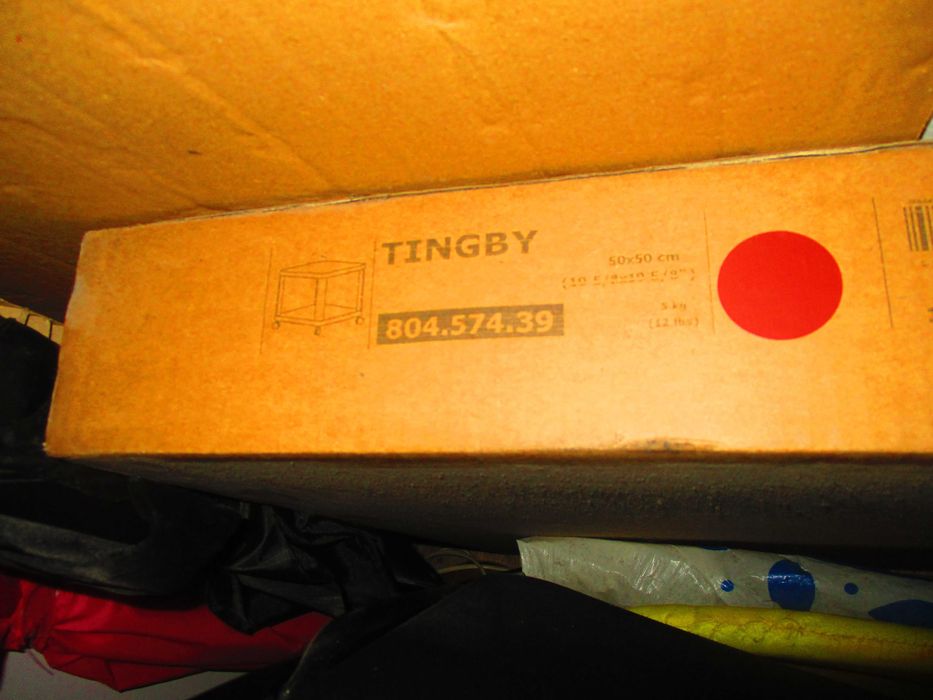 nowy stolik kawowy na kółkach ikea tingby , czerwony w opakowaniu