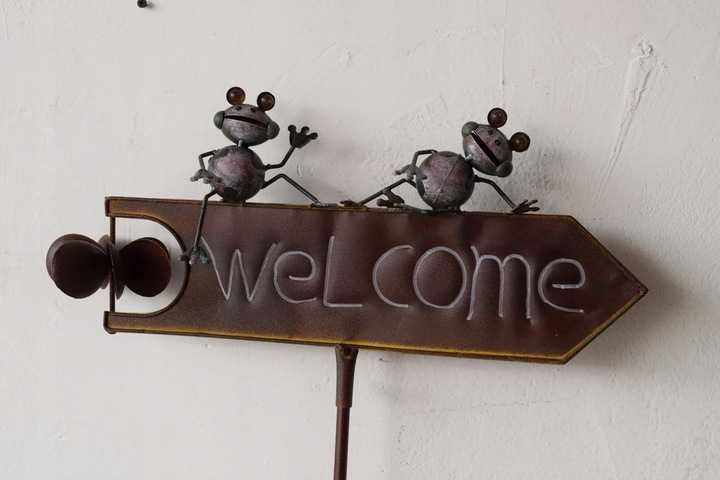 WIATROWSKAZ WELCOME - żaby żabki - ozdoba ogród
