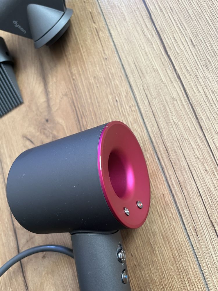 Dyson suszarka i pięć końcówek