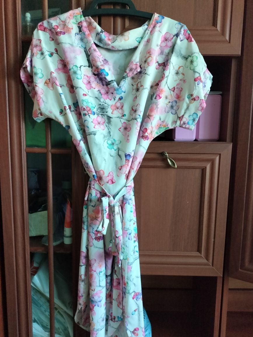 Одяг (плаття,костюм) жіночий