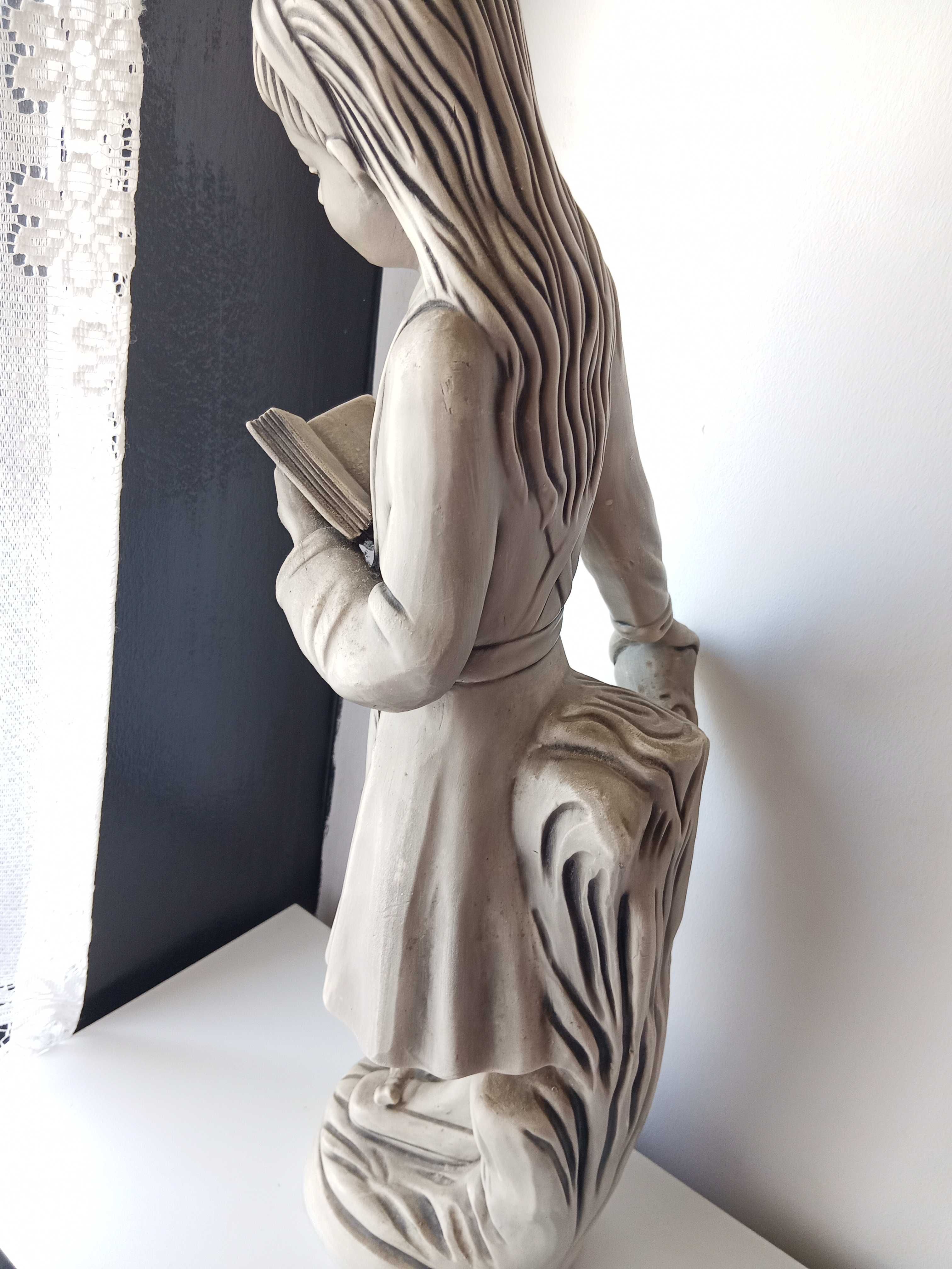 Menina colégio leitura 50cm, 2,2Kg