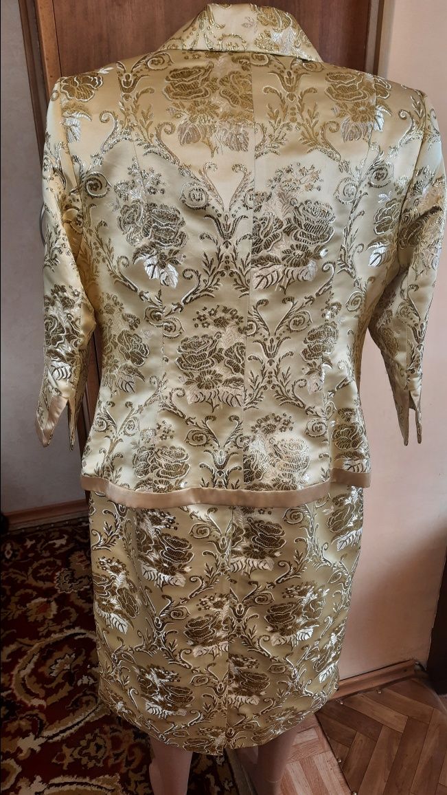 Костюм нарядный 48 р,50 р ,52 р