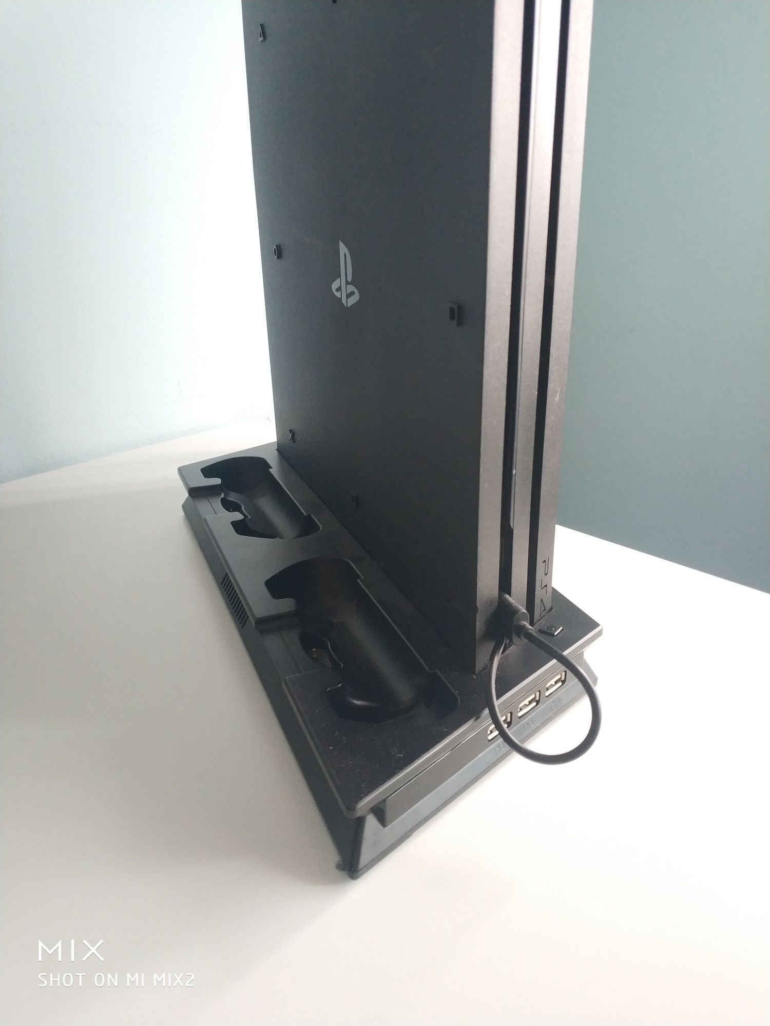 PS4 pro 1TB com 2 comandos e base de arrefecimento