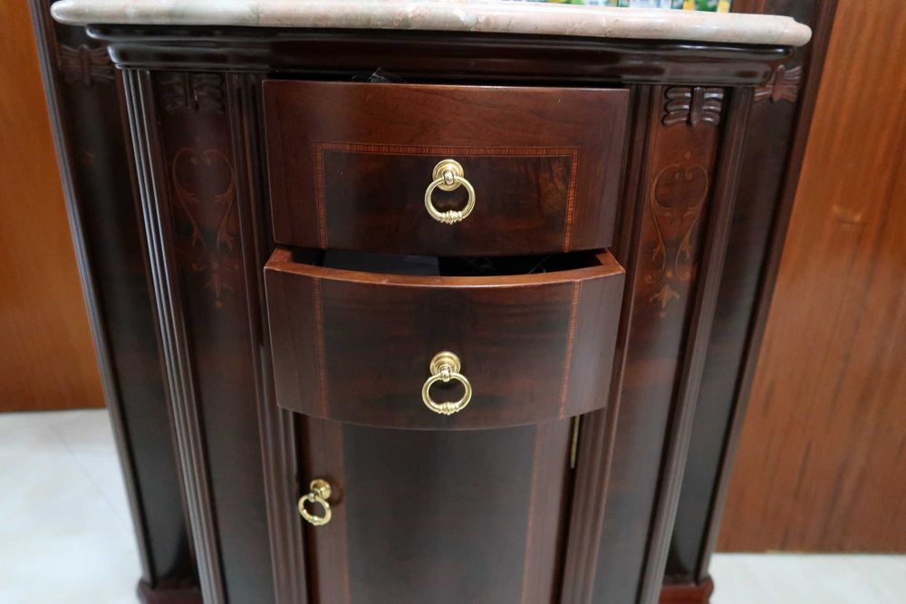 Móvel de Entrada em Mogno