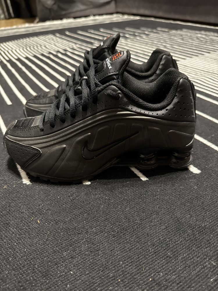 Nike shox black.
