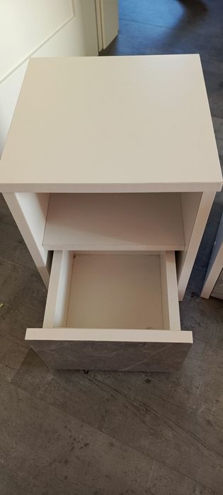2 białe szafki nocne