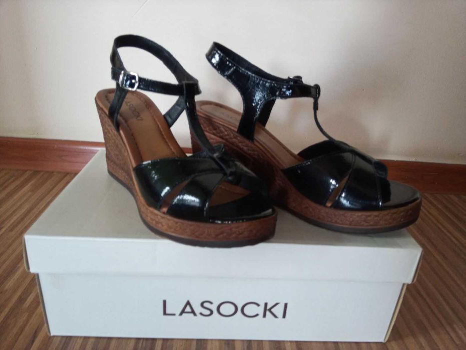 Sandały na koturnie LASOCKI