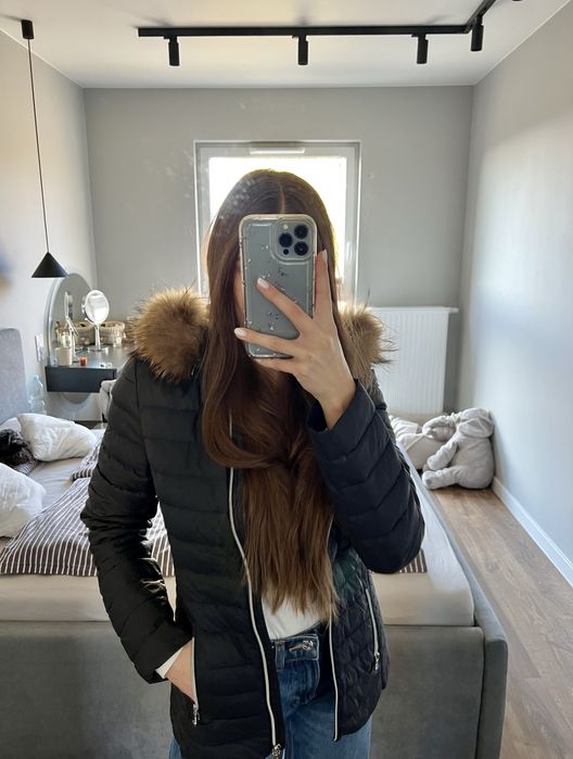 Czarna kurtka puchowa z odpinanym kapturem