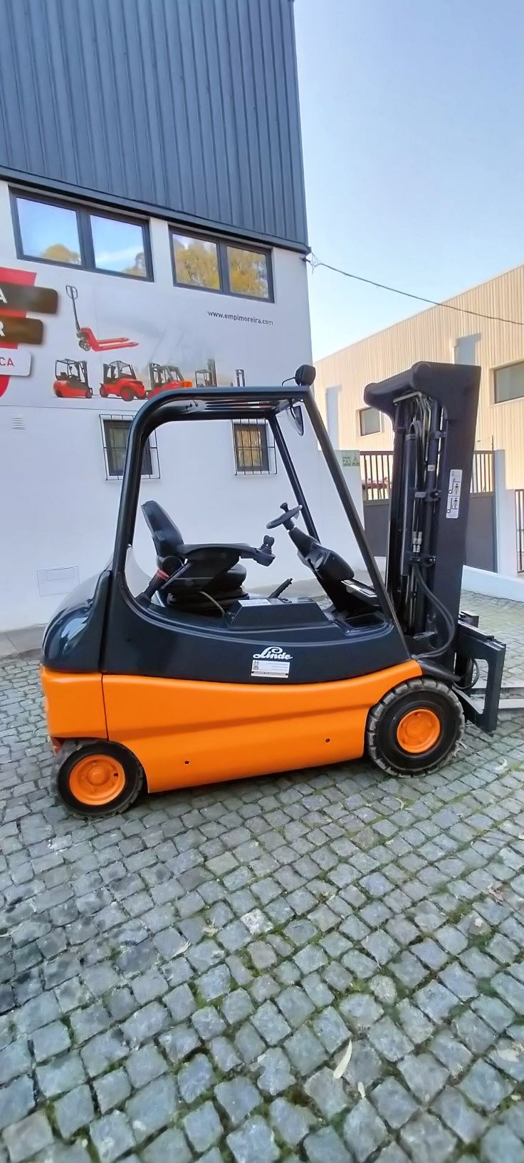 Empilhador Linde Elétrico 2500kg ,5000horas ,Triplo 4,50mt  ,Bat. Nova