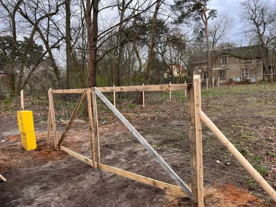 Ogrodzenie budowlane, zabezpieczenie działki siatką leśną.