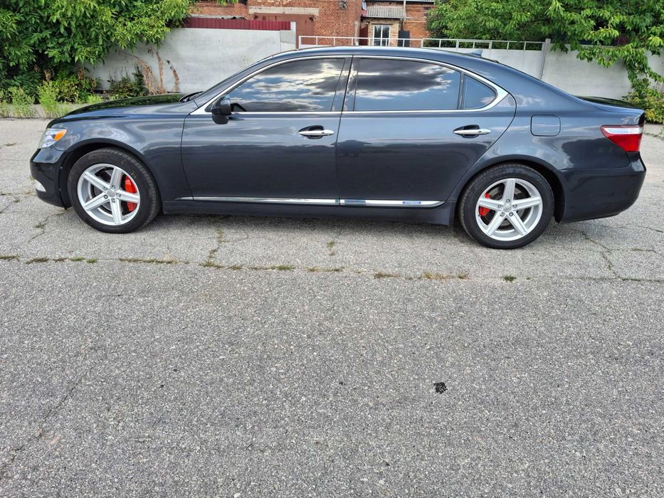 Продаю LEXUS LS600h