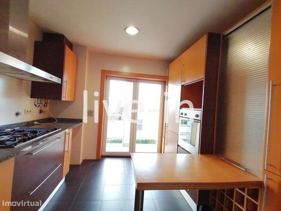 Apartamento T2 com garagem fechada em São Bernardo