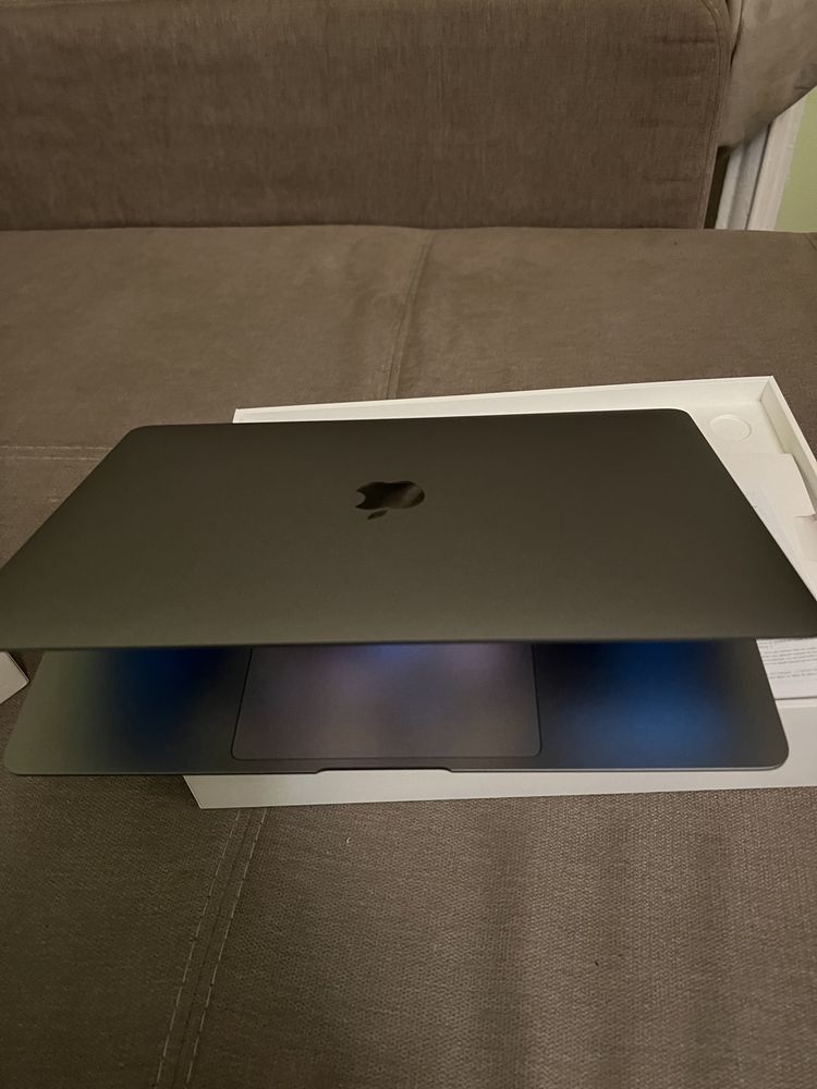 MACBOOK AIR M1 8gb ,256ssd