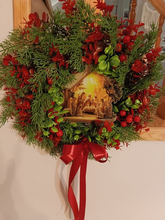 Świąteczny wianek z szopką akrylową.