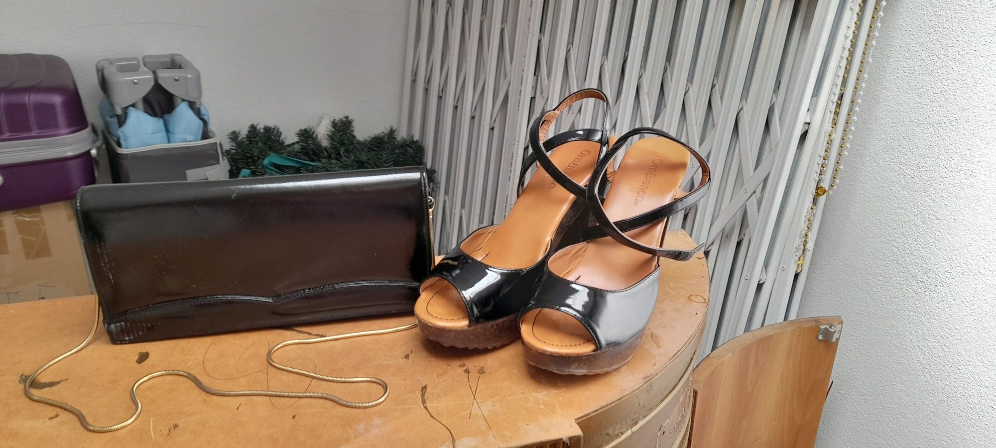 Sapatos e mala de mulher