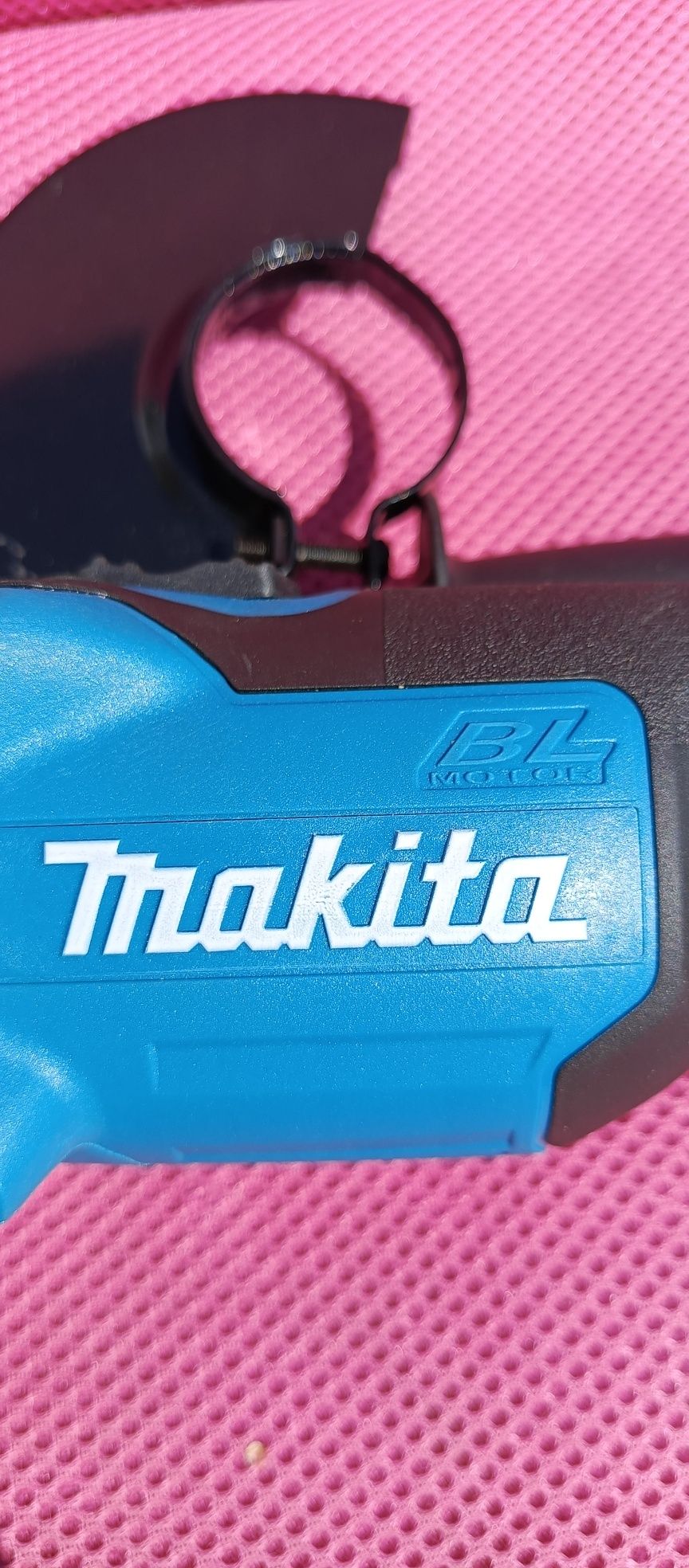 Porządna i mocna szlifierka kątowa Makita model DGA 404