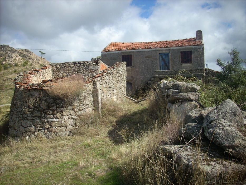 casa e terrenos com vista pá serra da estrela