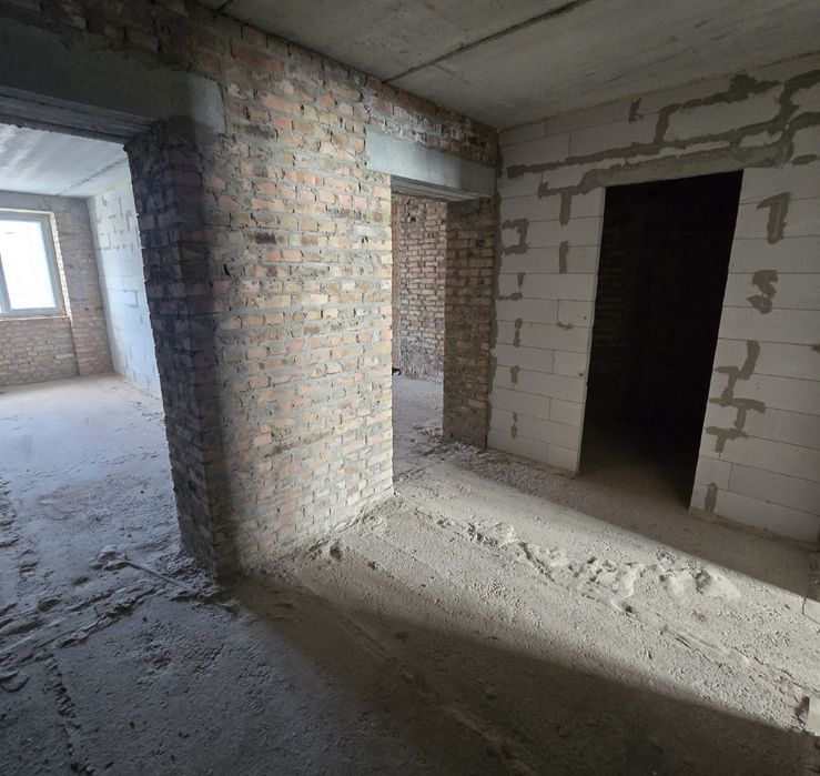 Сучасна простора з чудовим плануванням квартира