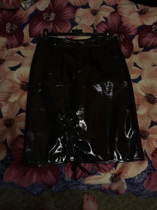 Лакова спідниця з високою посадкою