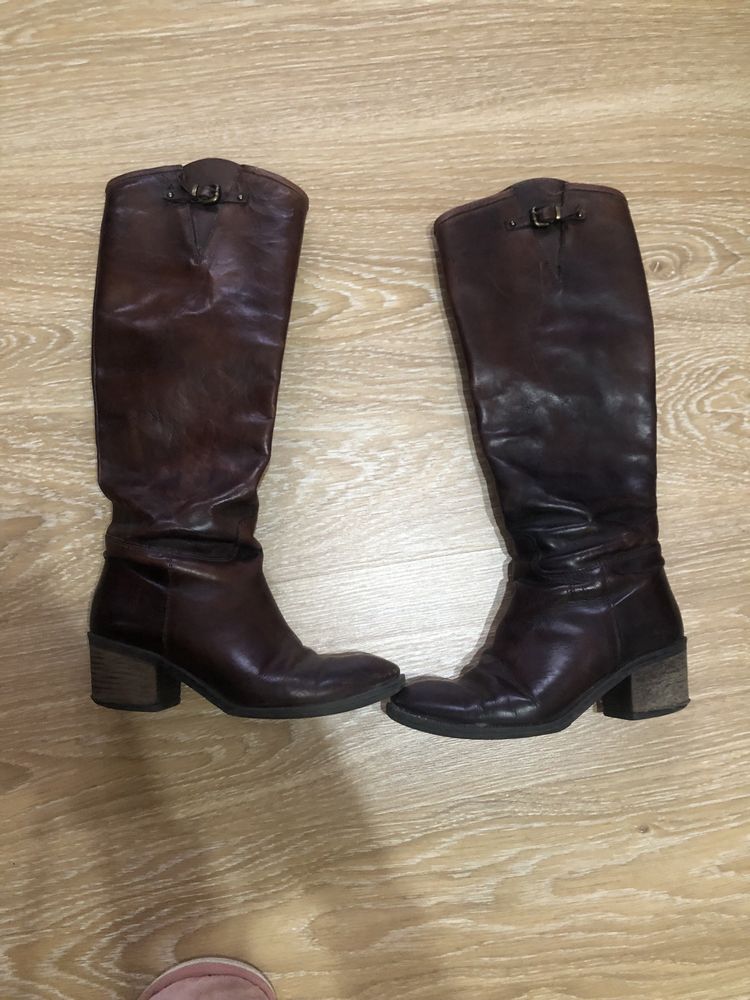 Botas em pele tam 36