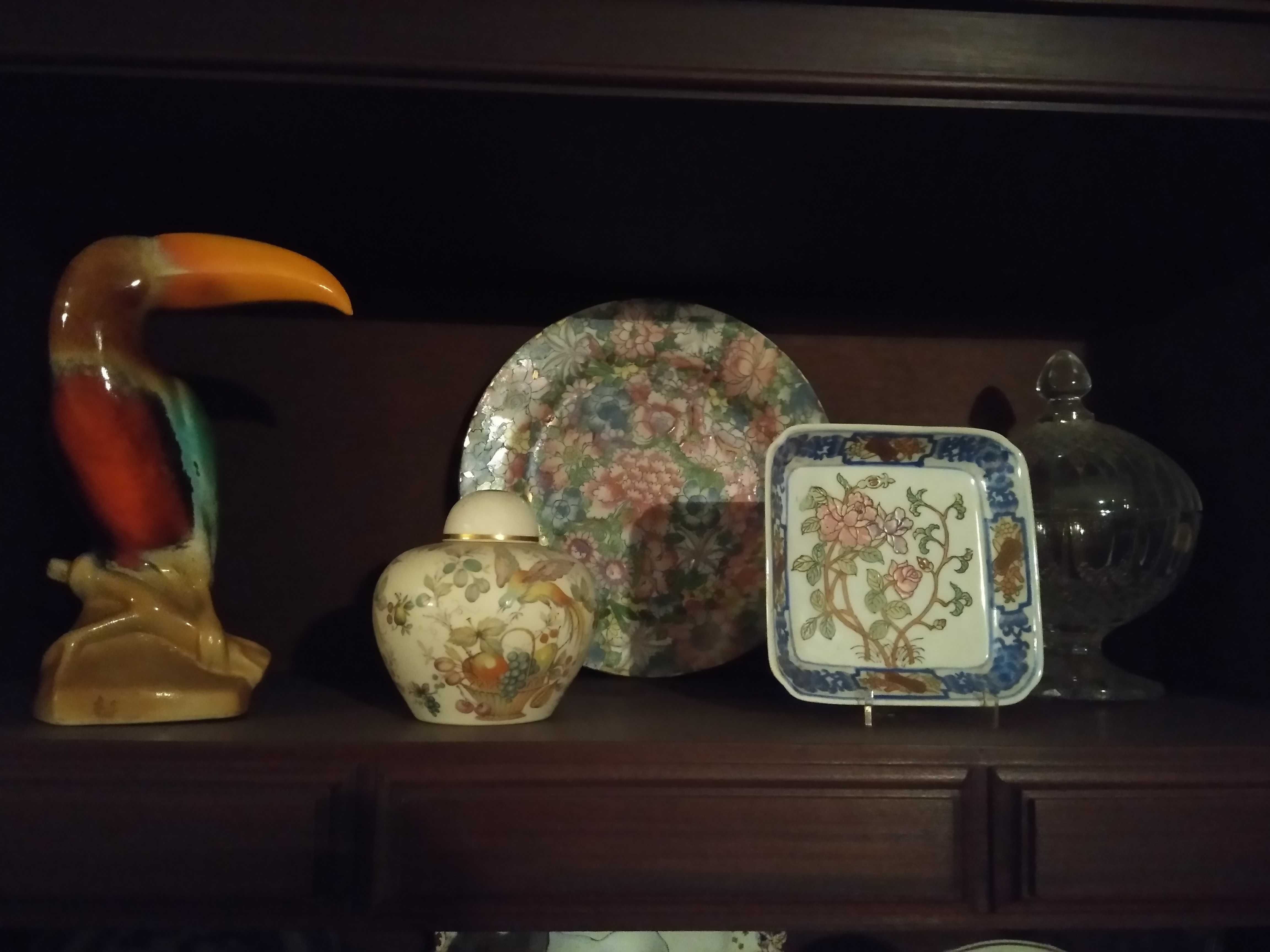 Terrinas, pratos, loiça e peças decorativas vintage. Ver fotos.