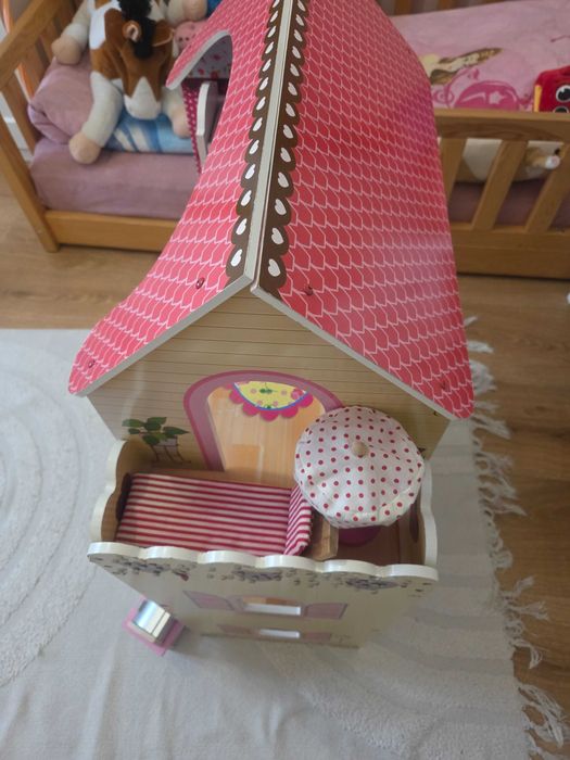 Duży drewniany domek dla lalek