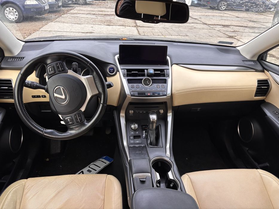 Lexus NX300h uszkodzony