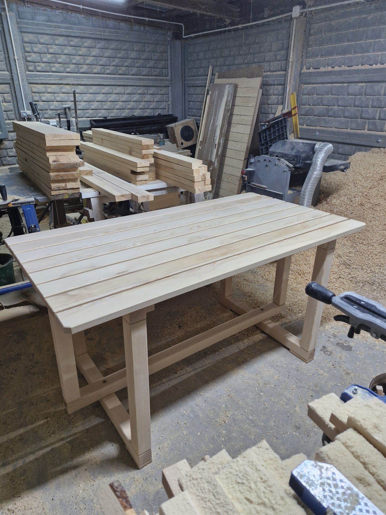 Stół ogrodowy z drewna