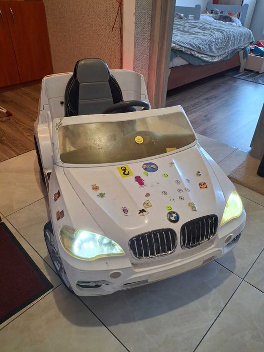 Дитячий електромобіль