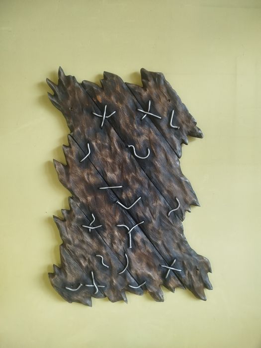 Жіночий торс на дерев'яному щиті