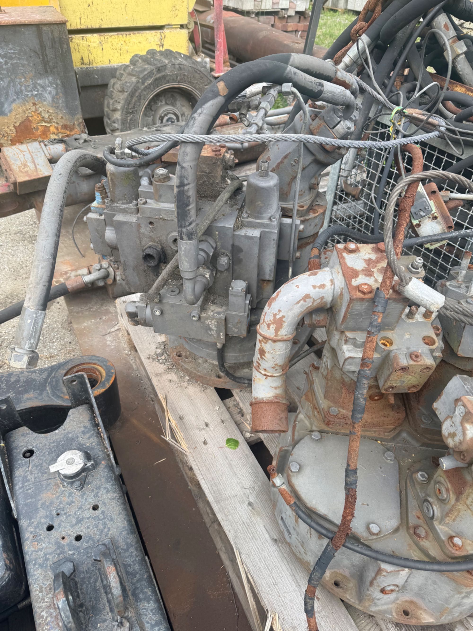 Pompa hydrauliczną i rozdzielacz do koparki Akerman Volvo ec 230