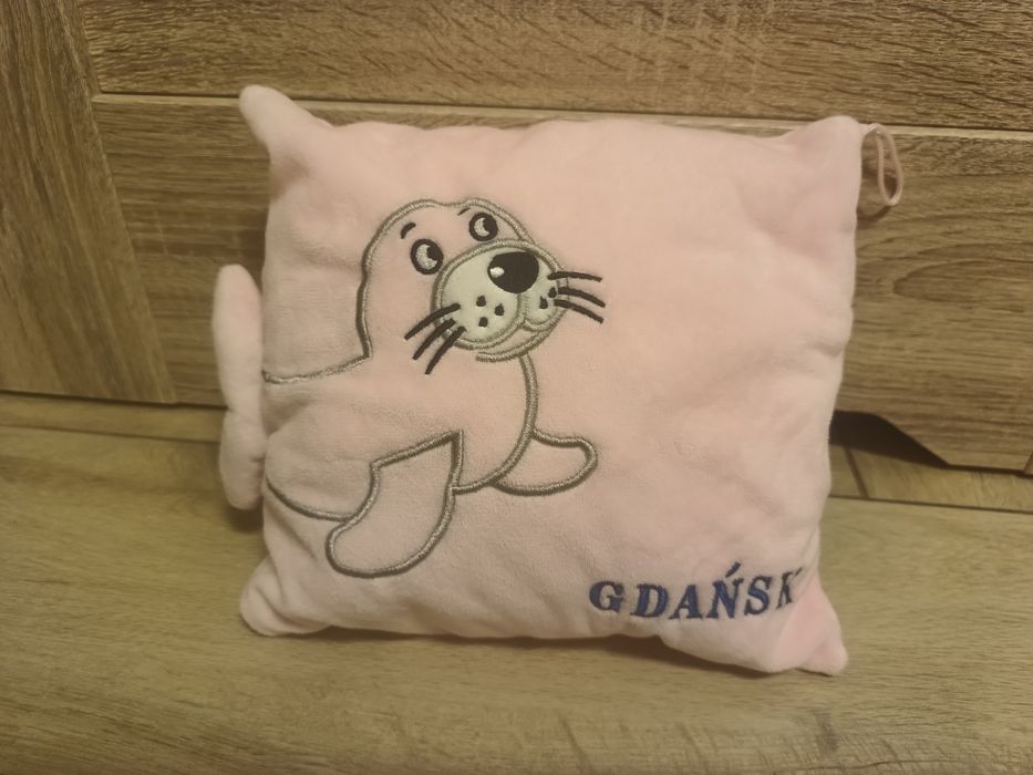Różowa poduszka z foką i napisem Gdańsk