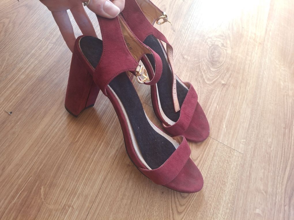 Buty sandalki pdkryte na klocku bez palców na lato bordowe z paseczkie