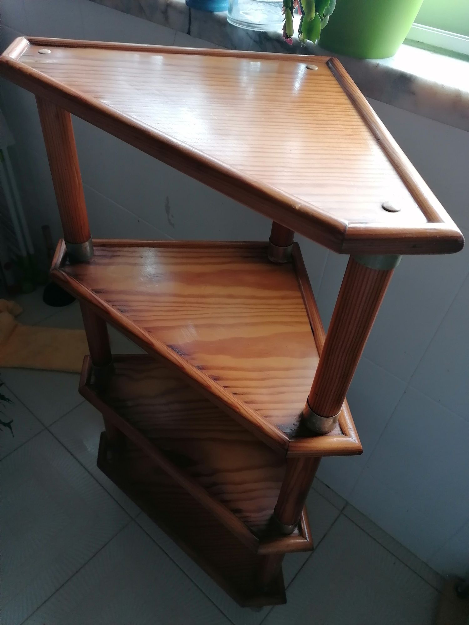 Móvel de canto em madeira