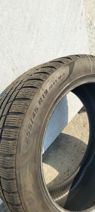 Opony zimowe 19/255/45 Pirelli 
w bardzo dobrym stanie