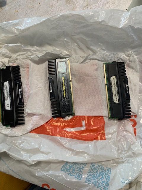 Vendo RAM corsaair 12g 3 pentes de 4g