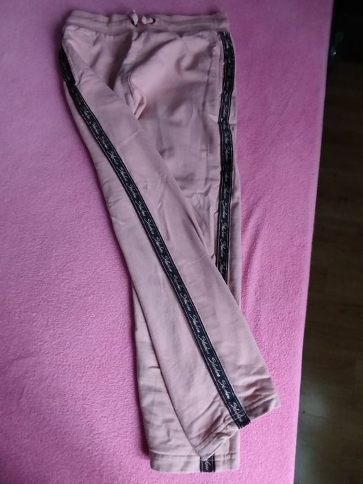 Dresy dziewczęce z prostą nogawka