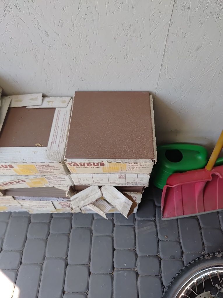 Flizy płytki gres w kolorze brązowym 300x300x9mm. Plyt